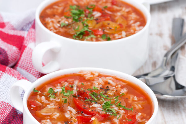 Klasyczna zupa pomidorowa z ryżem brązowym