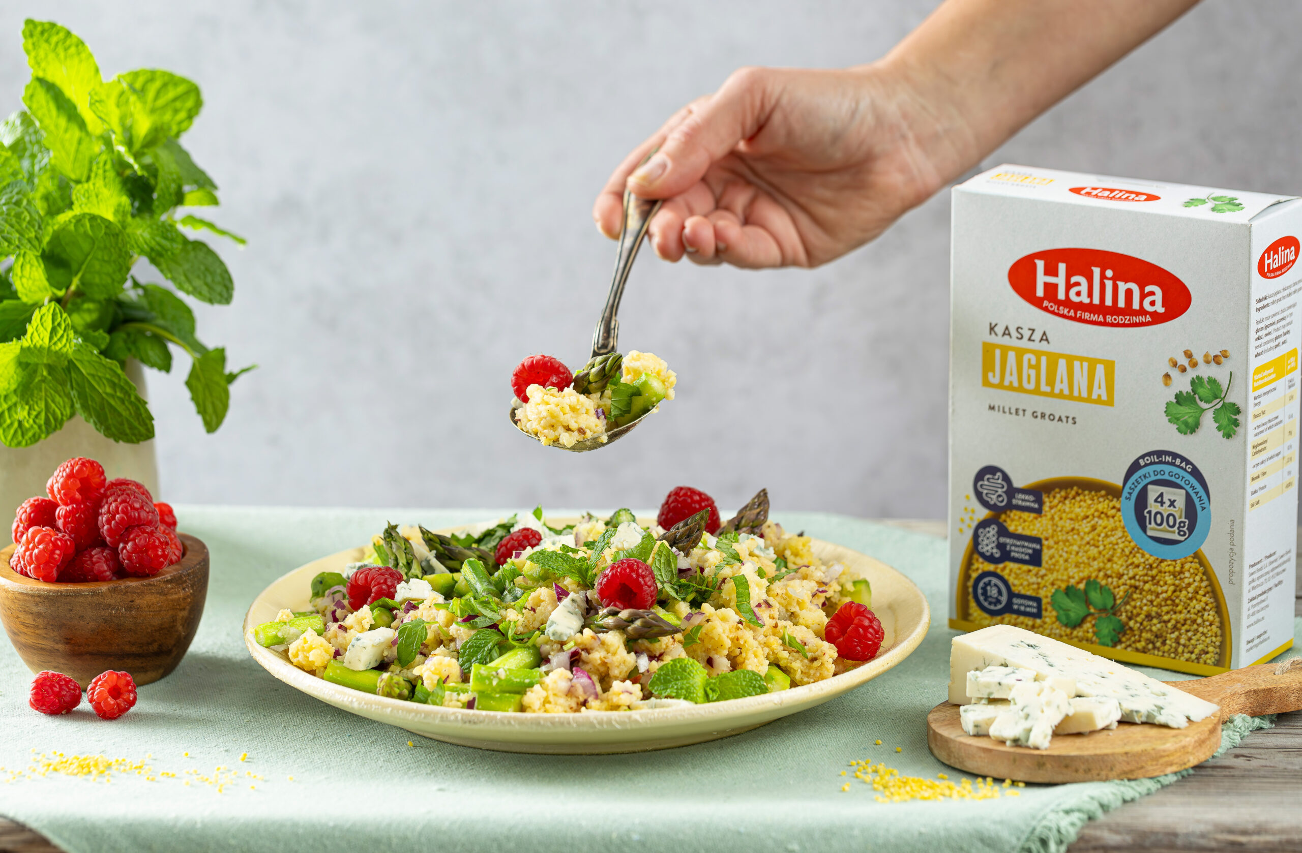 Sałatka z kaszą jaglaną, szparagami i malinami